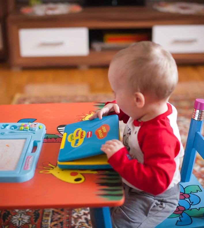 photo-little-kid-playing-with-block-early-development-concept